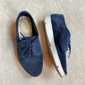 Clarks Evie Bow Suede Laser Cut Lace Up Sneakers Sz 6M Navy Blue
